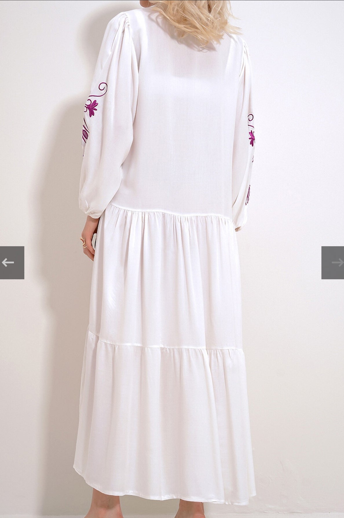 Robe Blanche Élégance Brodée