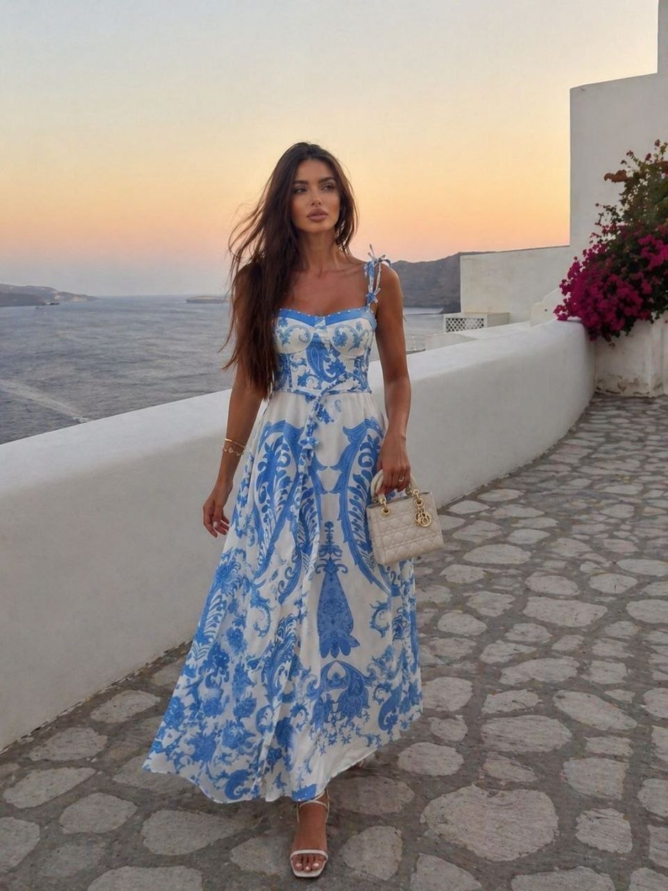 Robe longue blanche à imprimé porcelaine bleu