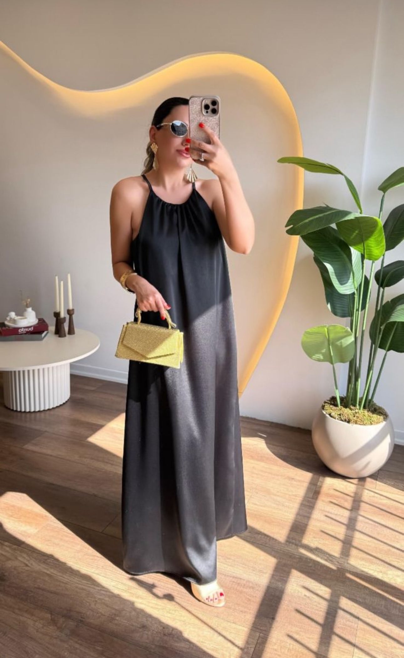 Robe Longue Noire Satinée – Élégance
