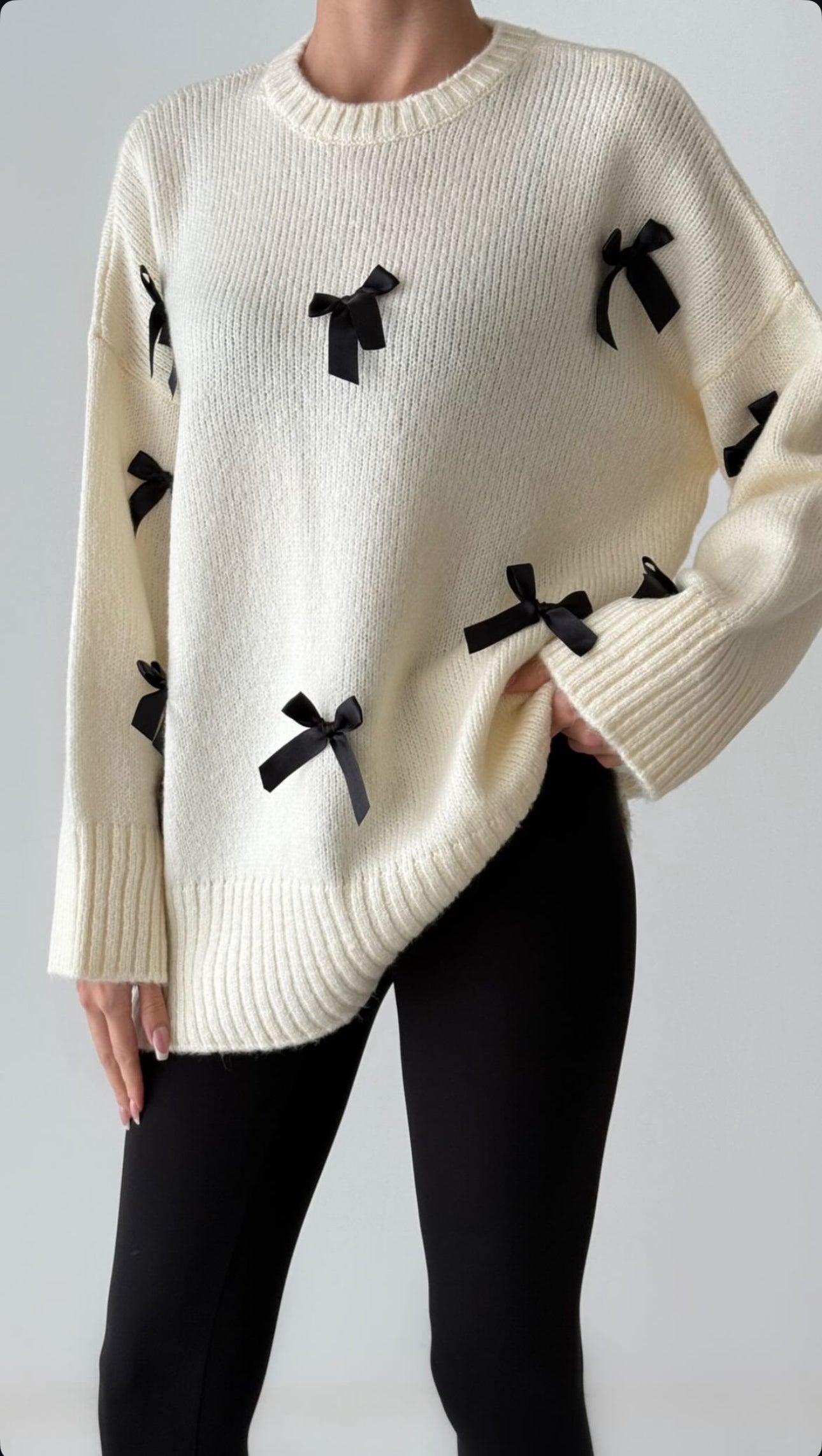 Pull blanc cassé avec Nœuds Satinés Noirs