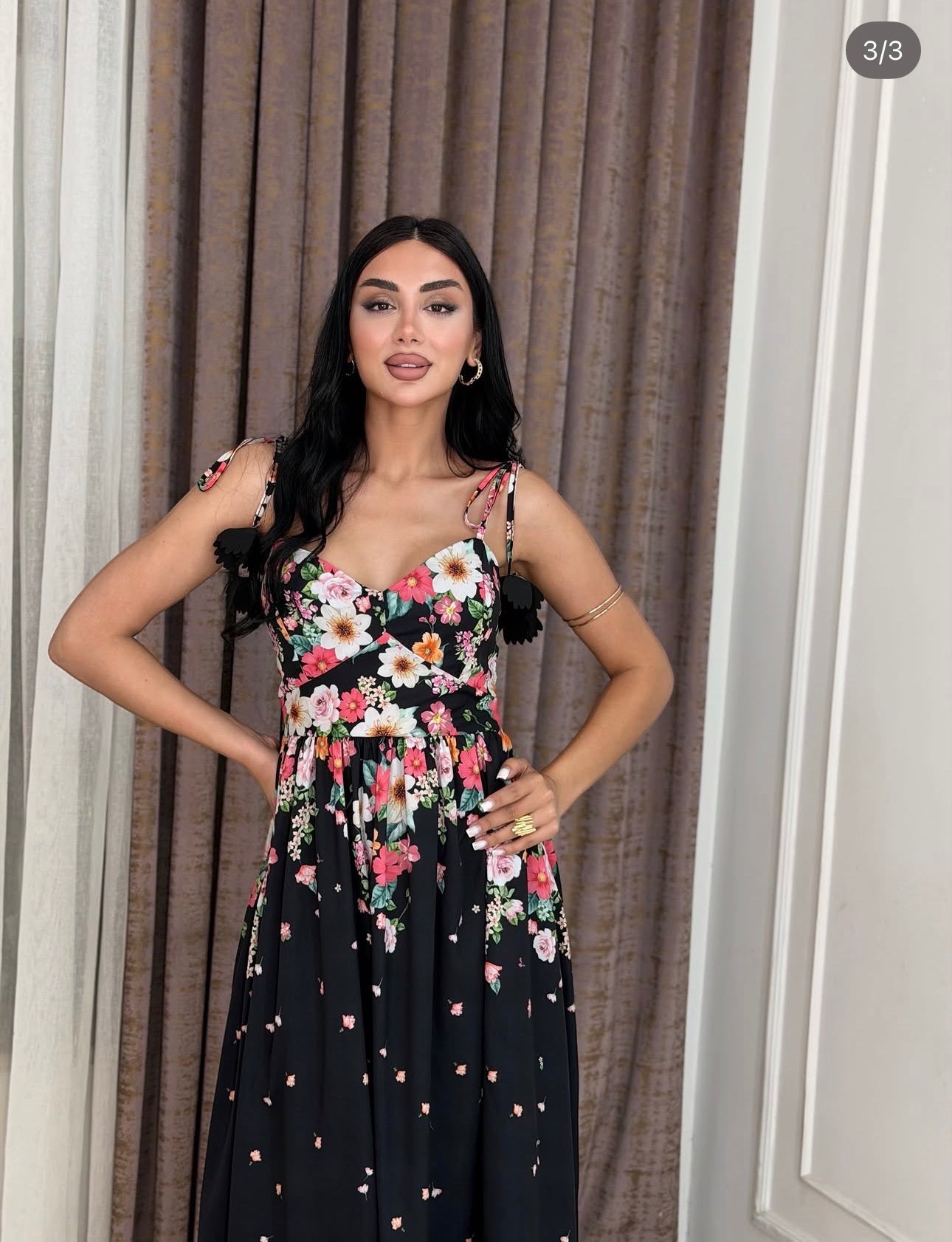 Robe mi-longue noire à imprimé floral