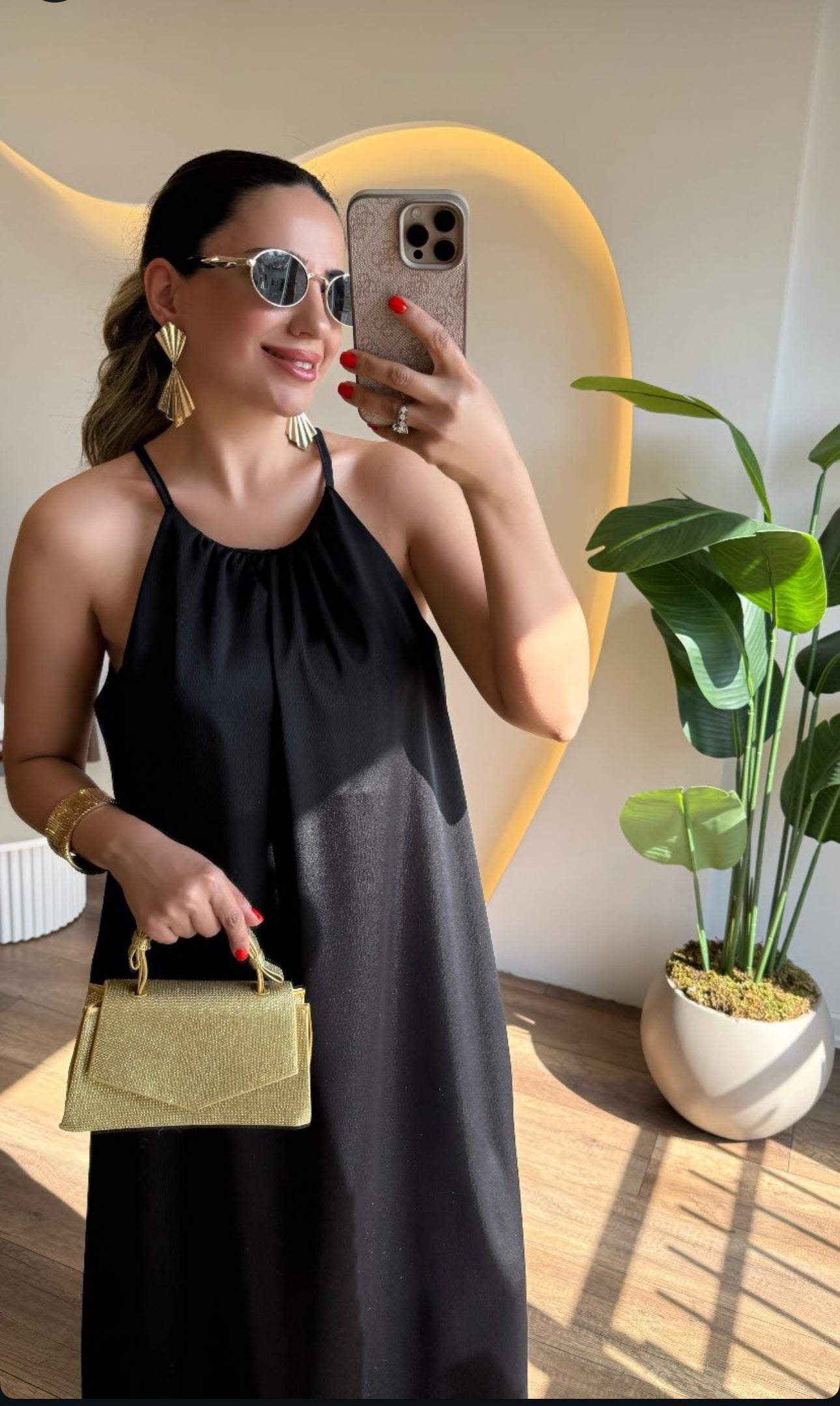 Robe Longue Noire Satinée – Élégance