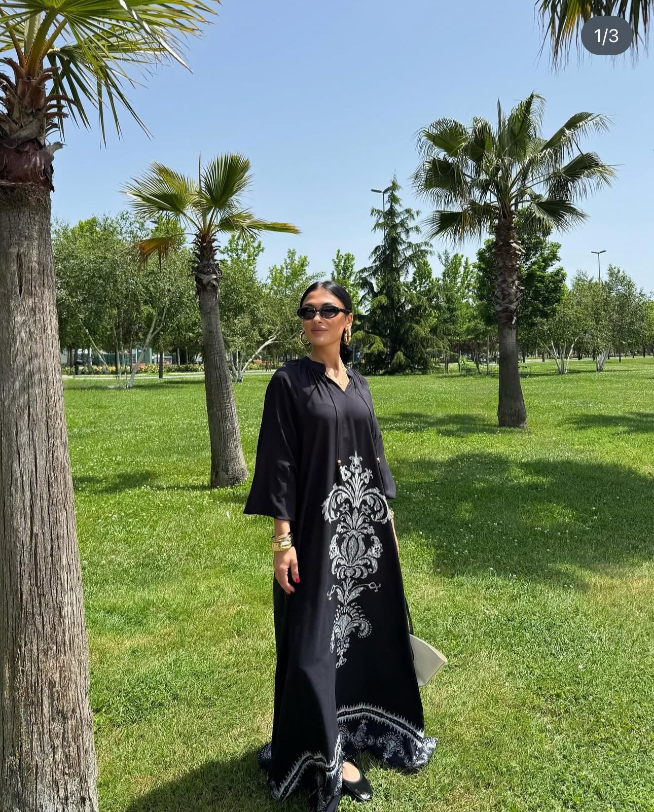 Robe “Noire Élégance” – motifs blanche orientale