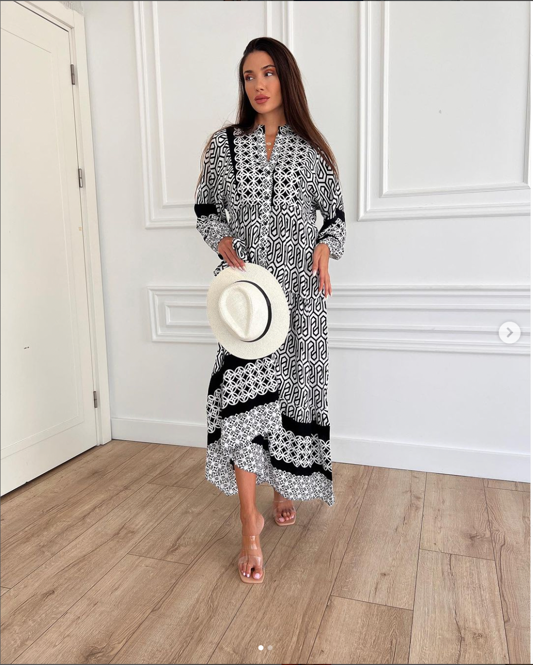 Robe longue “Graphic Chic” – Noir & blanc à imprimé géométrique