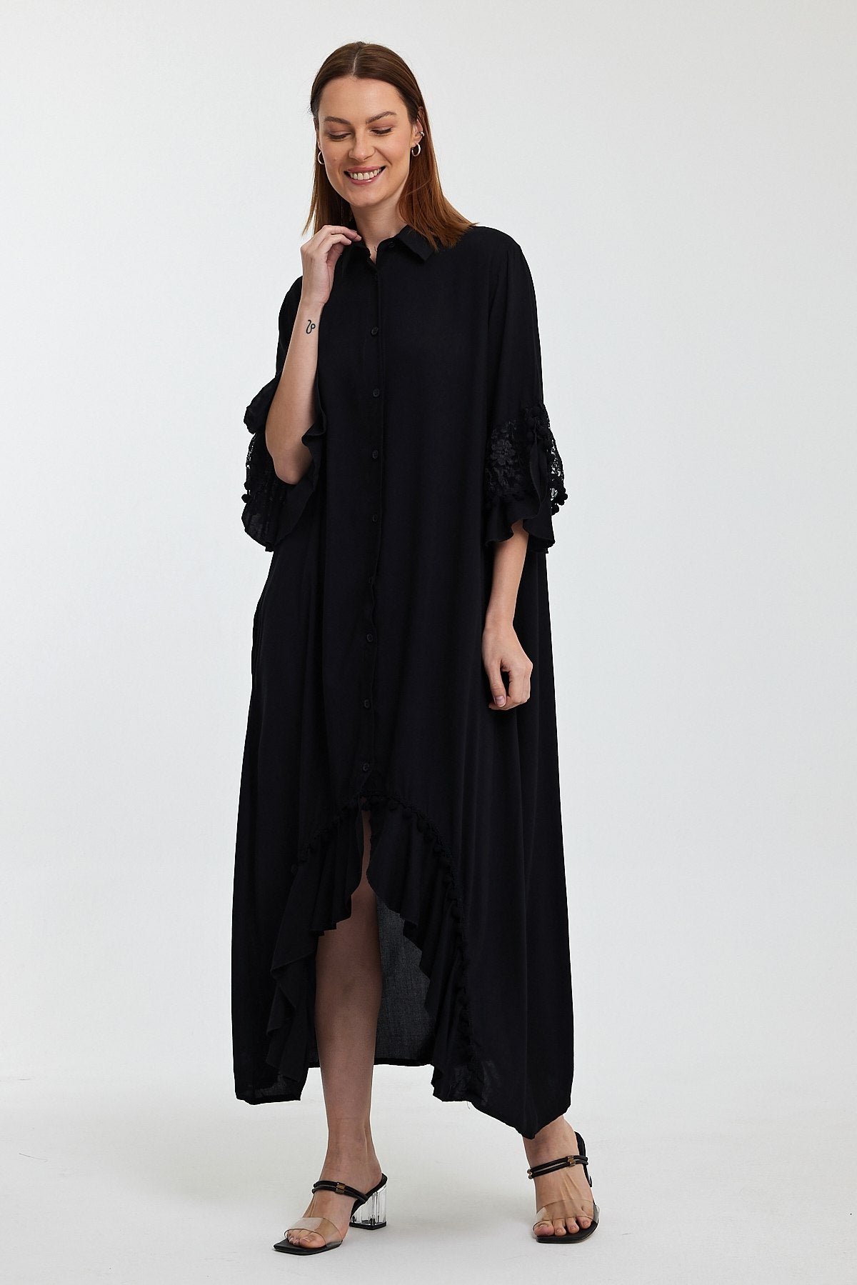 Robe Noire Asymétrique avec Détails en Dentelle