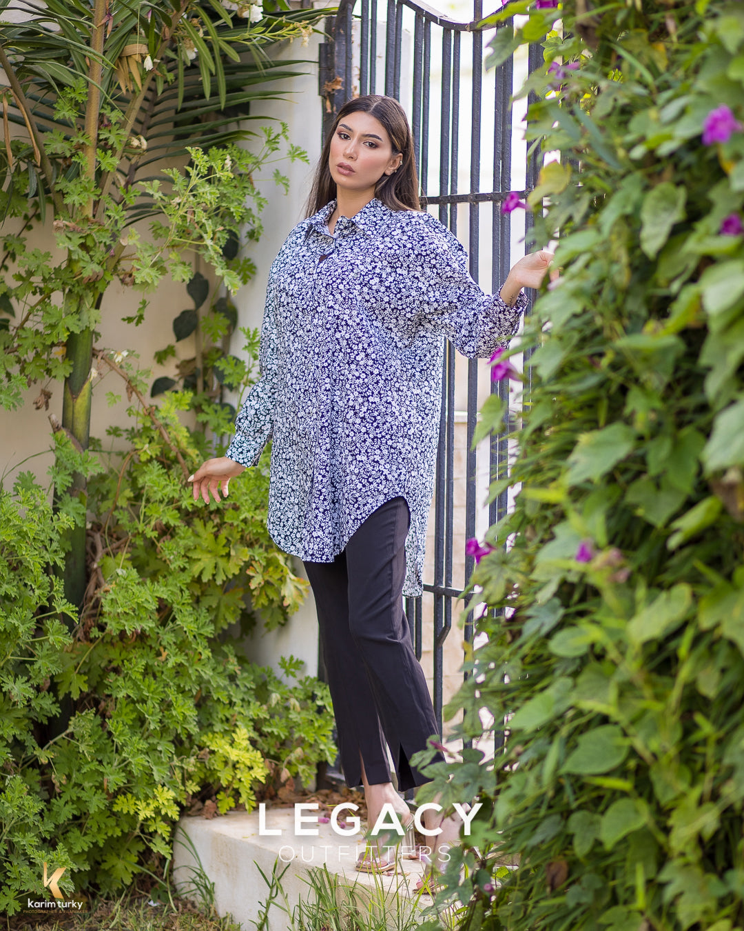Chemise en popeline noir à imprimé fleurs blanches