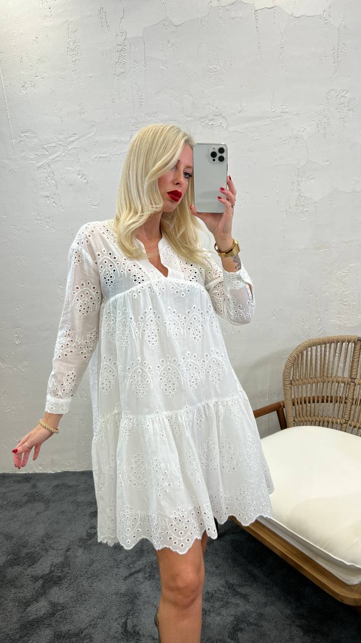 Robe courte blanche avec broderie perforée
