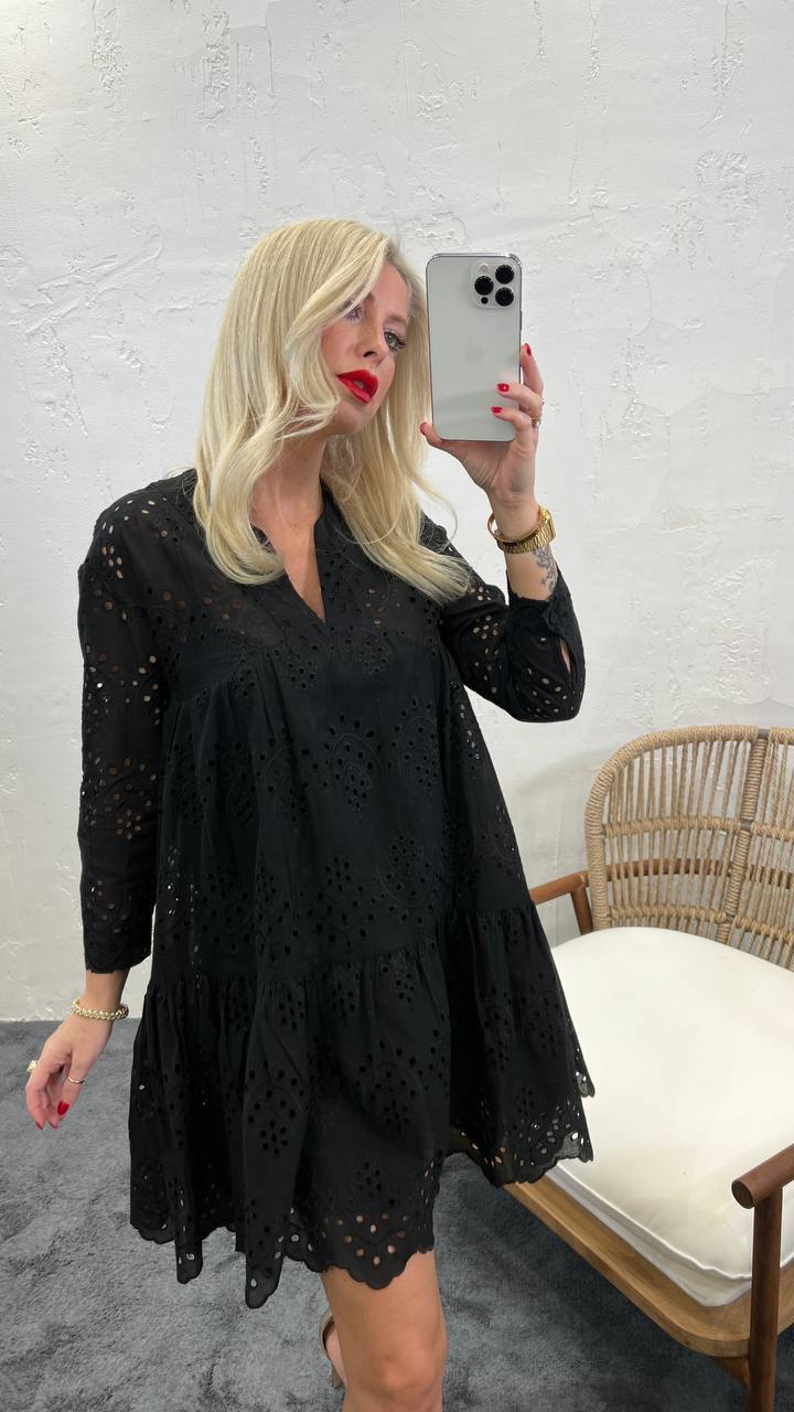 Robe courte Noire avec broderie perforée
