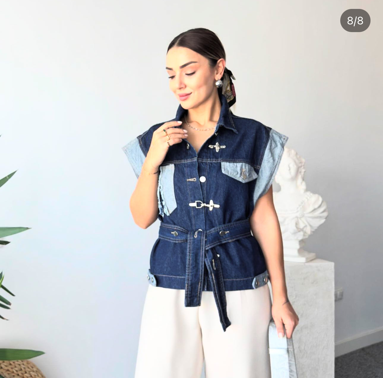 Veste sans manches en denim bicolore avec ceinture