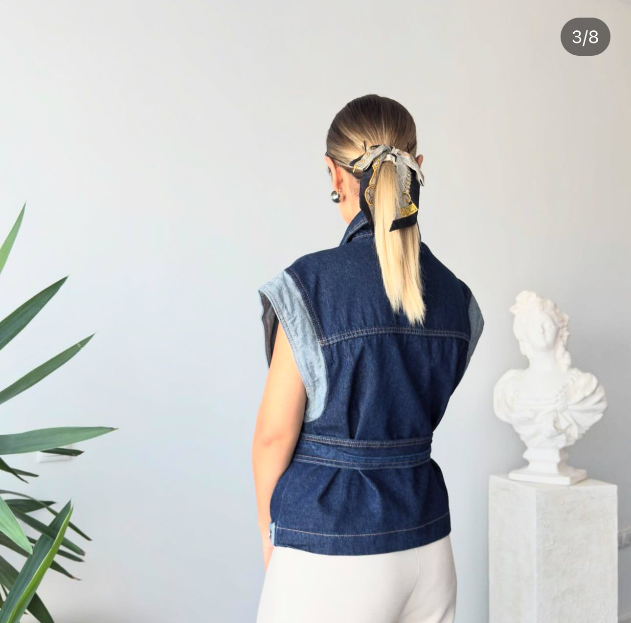 Veste sans manches en denim bicolore avec ceinture