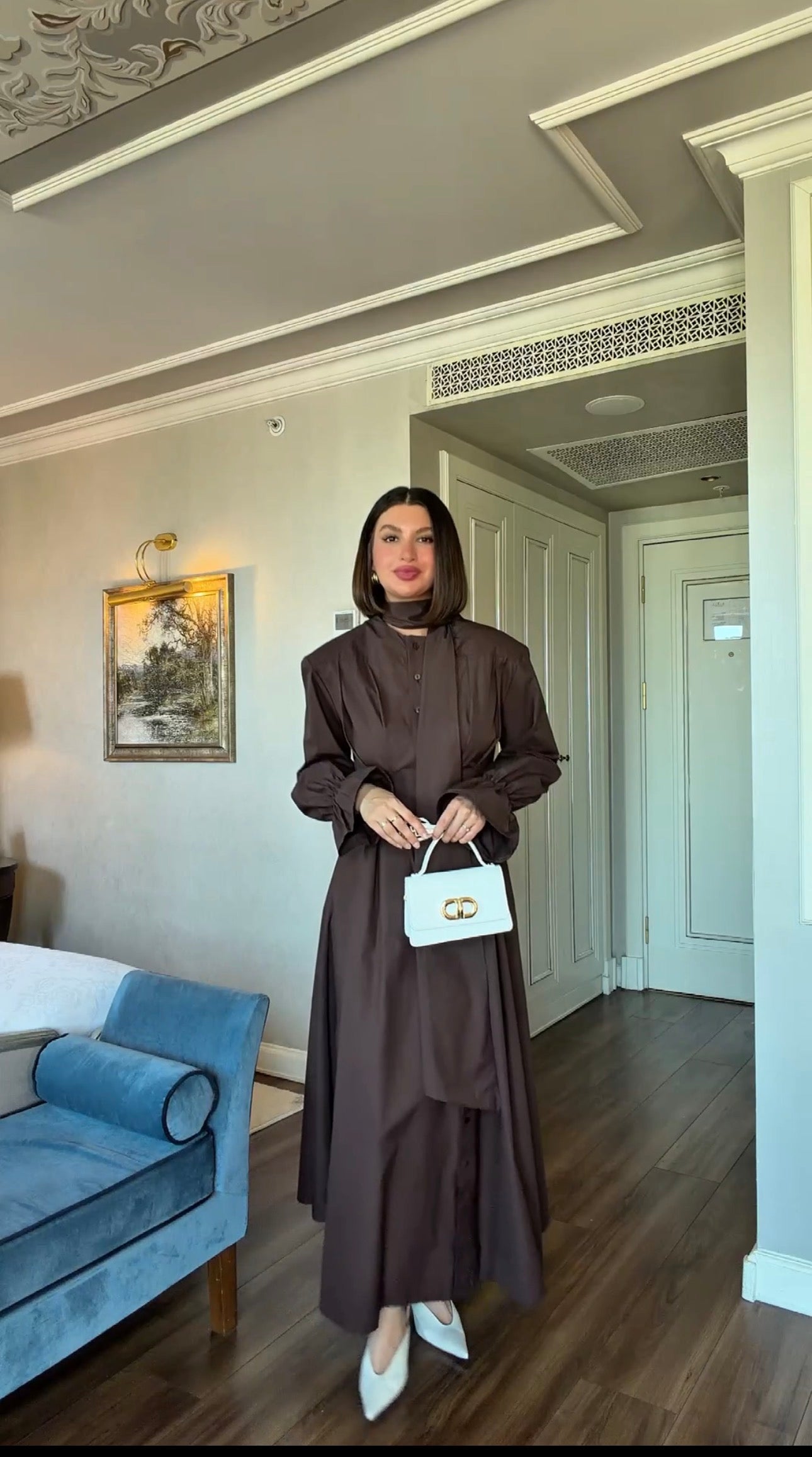 Robe Longue Chocolat à Lavallière – Élégance Intemporelle