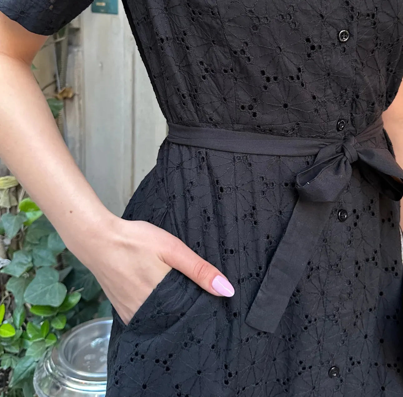 Robe Chemise Brodée “Noire Élégance” – Ceinture à nouer