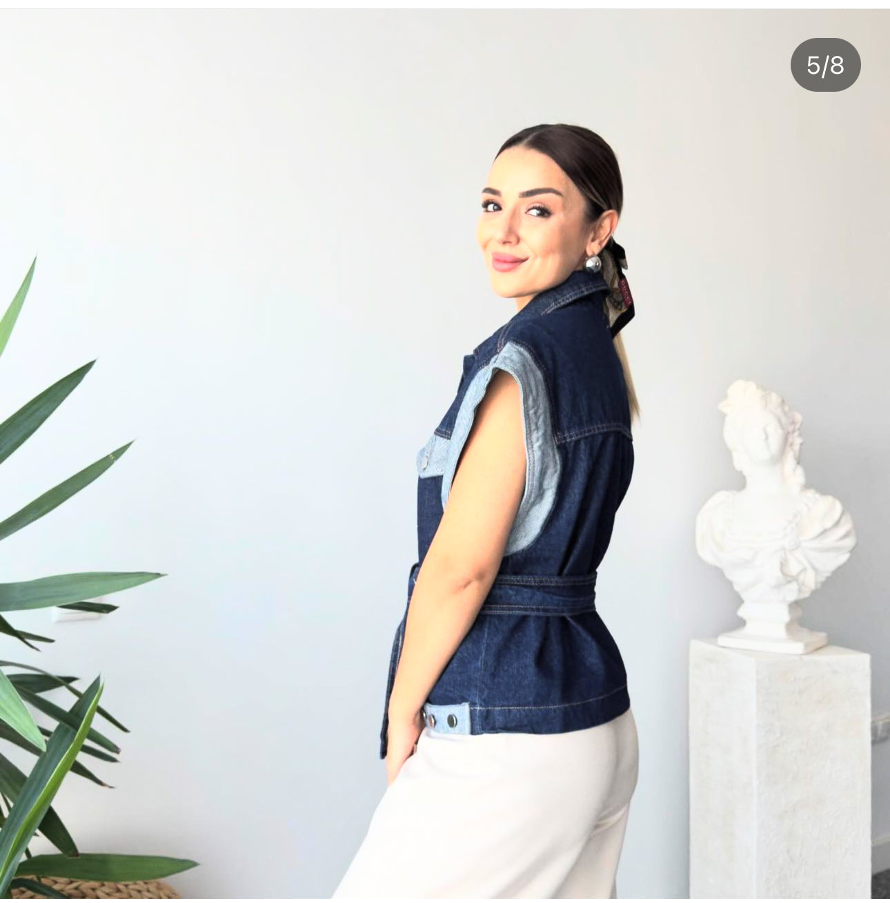 Veste sans manches en denim bicolore avec ceinture