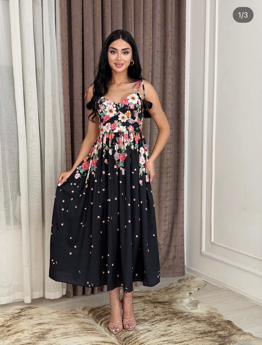 Robe mi-longue noire à imprimé floral