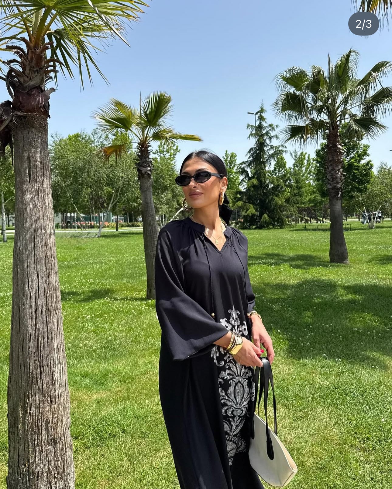 Robe “Noire Élégance” – motifs blanche orientale