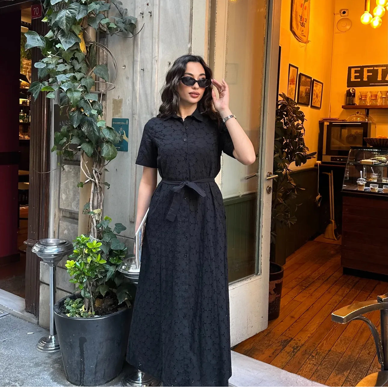 Robe Chemise Brodée “Noire Élégance” – Ceinture à nouer
