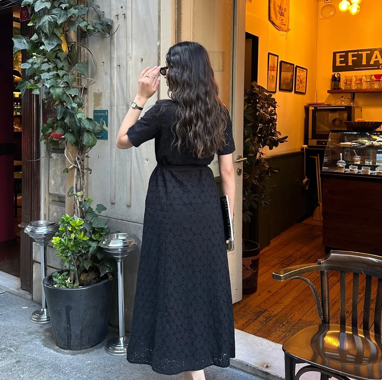 Robe Chemise Brodée “Noire Élégance” – Ceinture à nouer