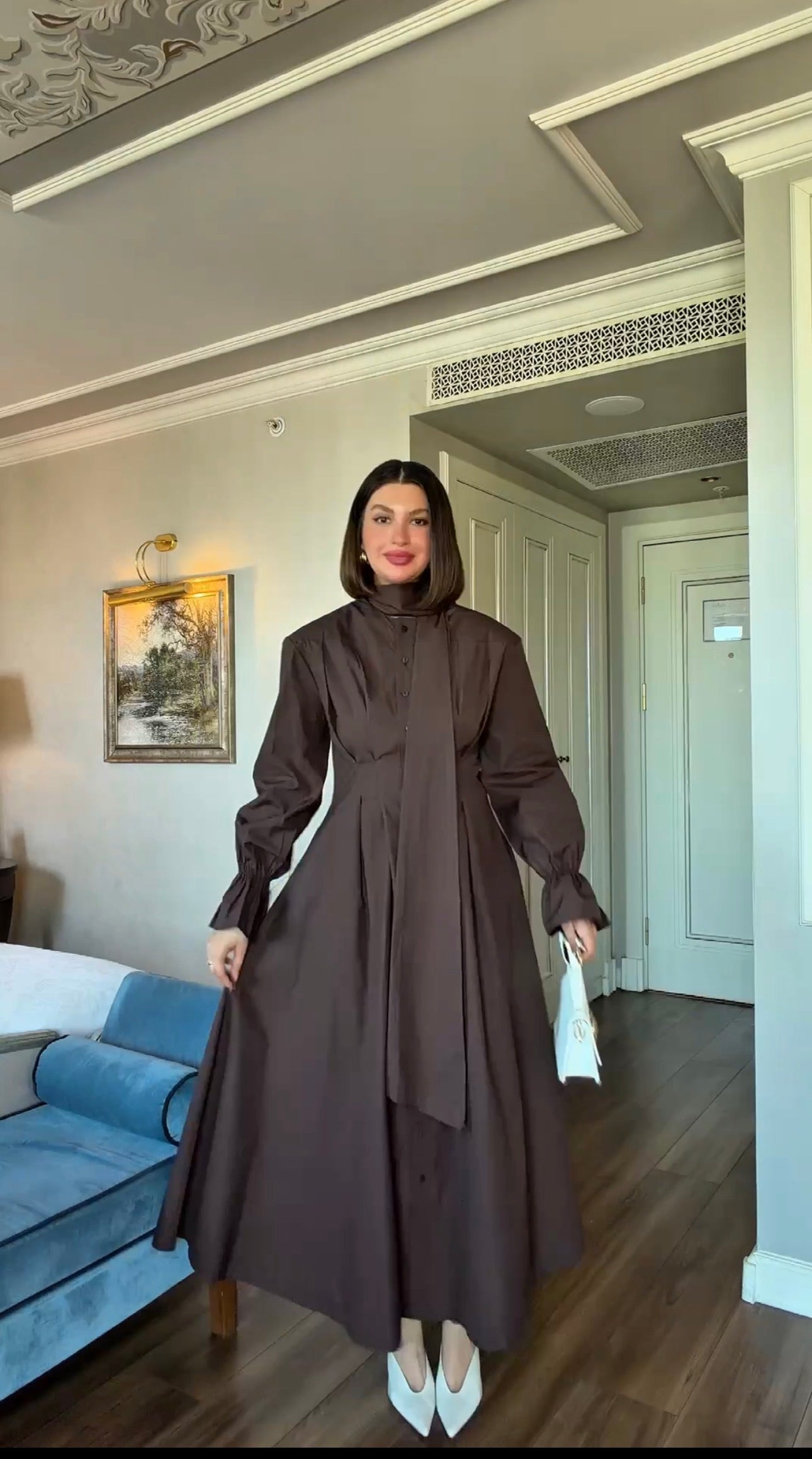 Robe Longue Chocolat à Lavallière – Élégance Intemporelle