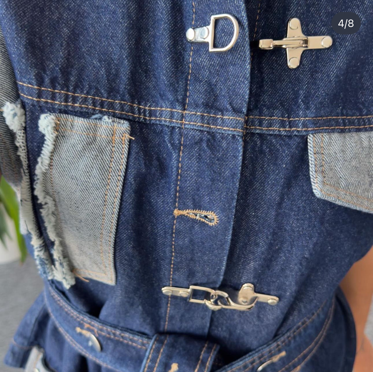 Veste sans manches en denim bicolore avec ceinture