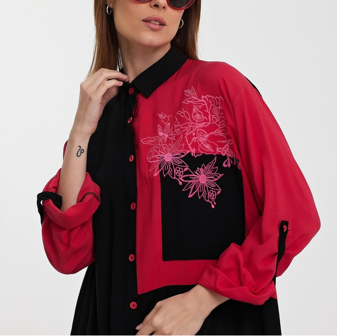 Robe chemise Bicolore Noir et Rouge à Motifs Floraux