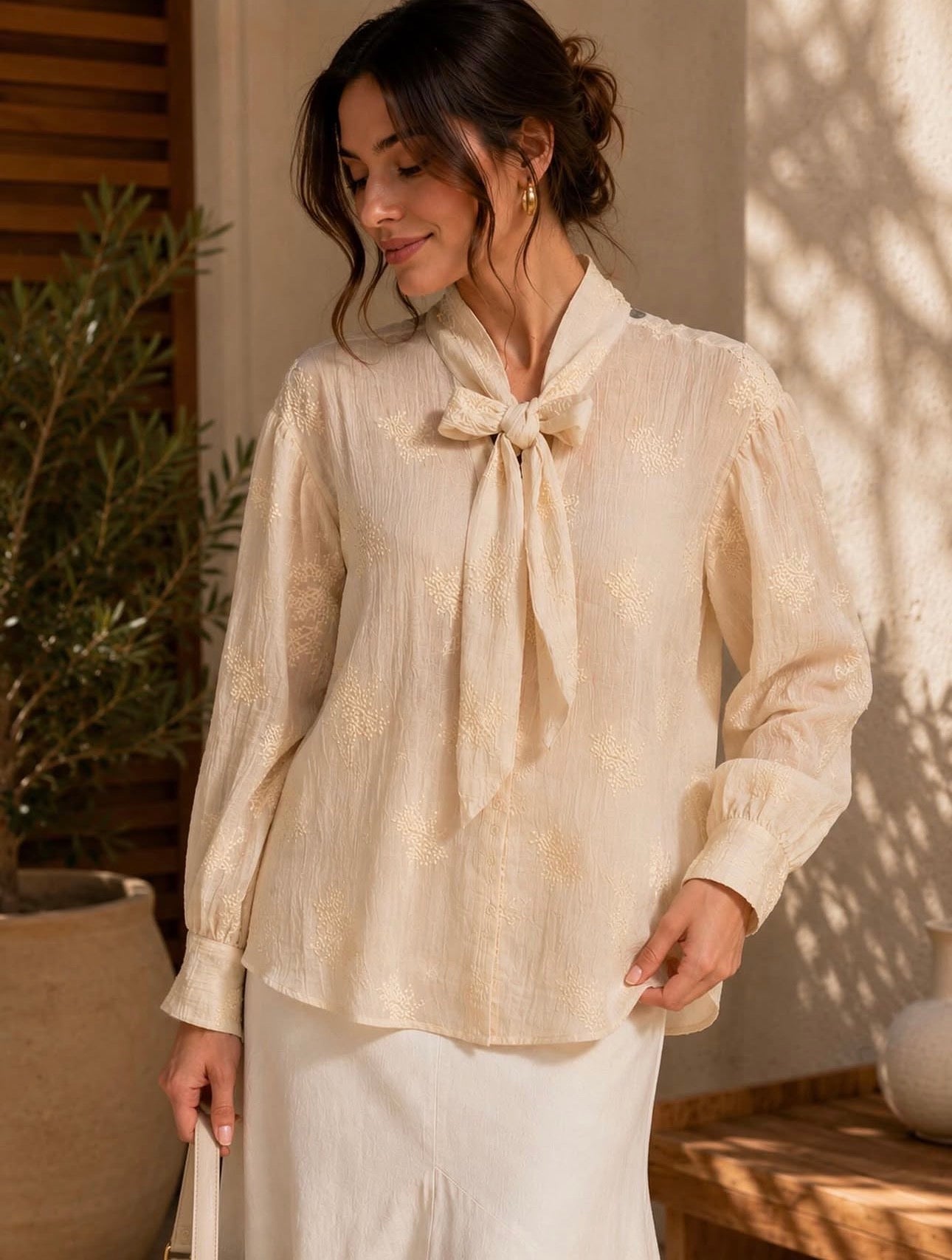 Blouse Femme Écrue à Nœud Lavallière – Élégance Intemporelle