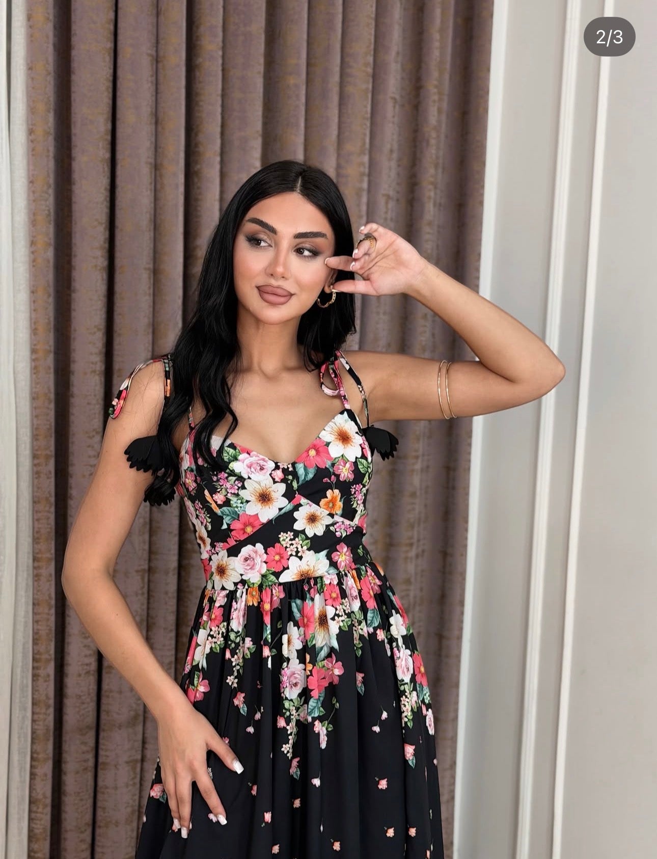 Robe mi-longue noire à imprimé floral
