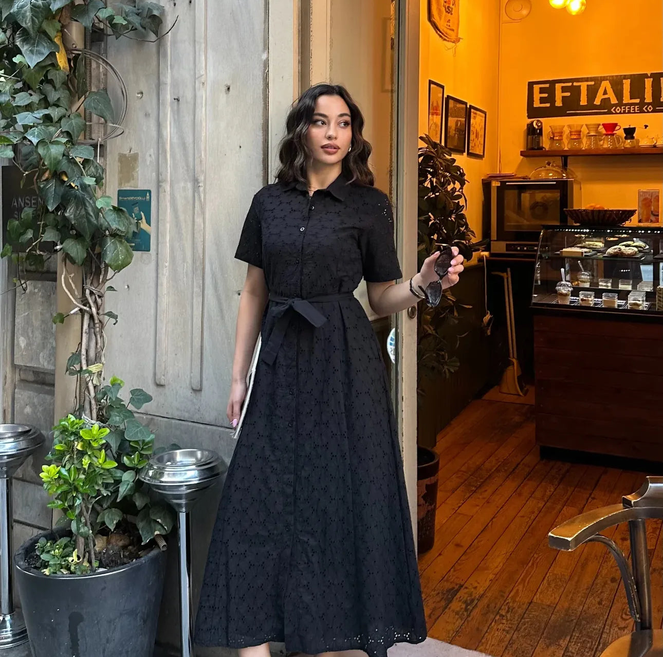 Robe Chemise Brodée “Noire Élégance” – Ceinture à nouer
