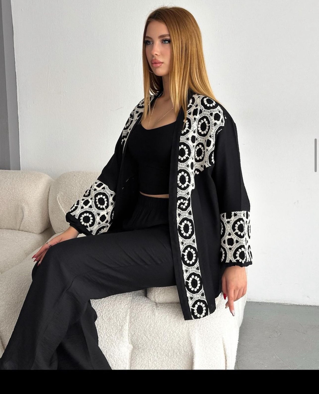 Ensemble Kimono + pantalon Noir Élégant aux Motifs Blancs Contrastants