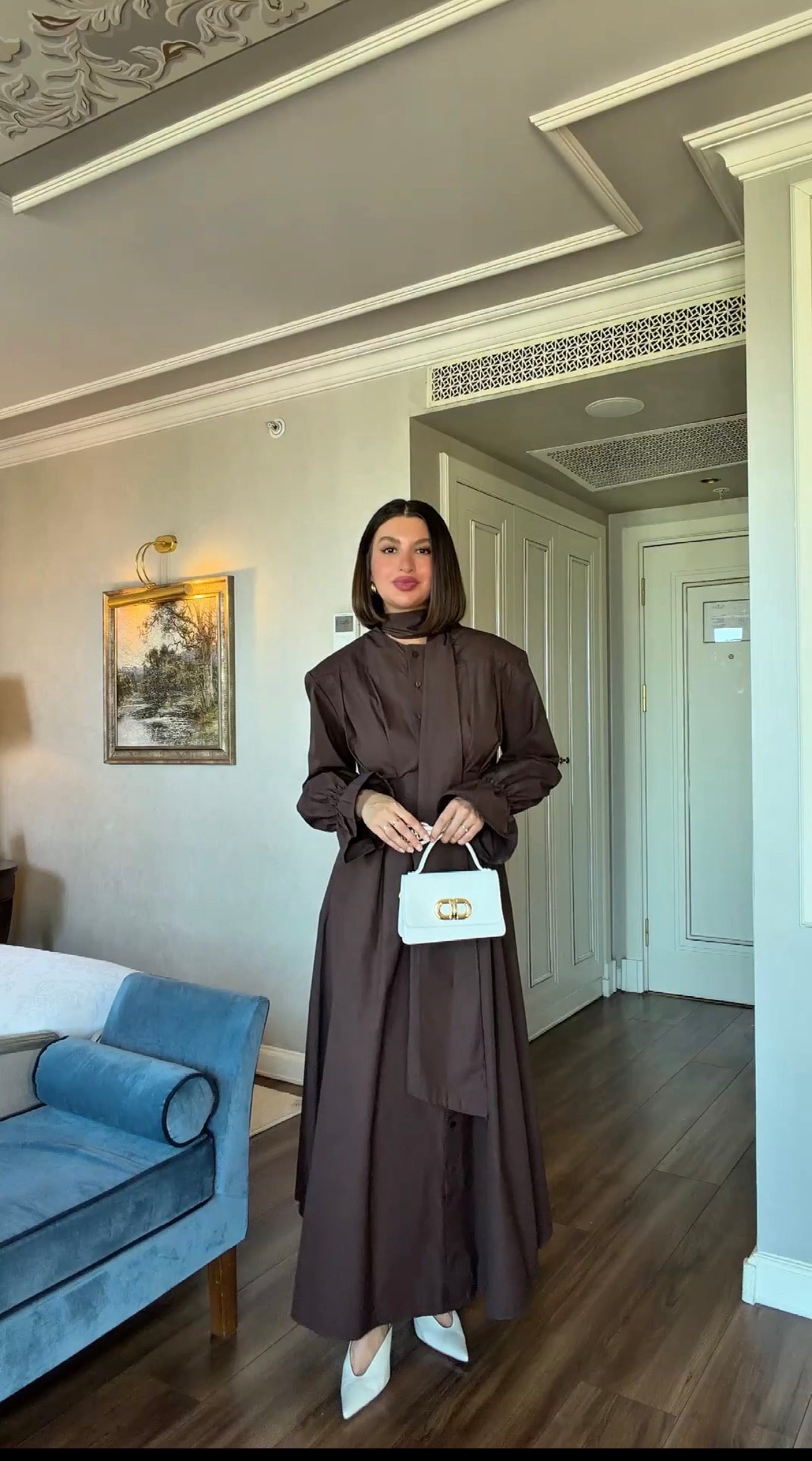 Robe Longue Chocolat à Lavallière – Élégance Intemporelle