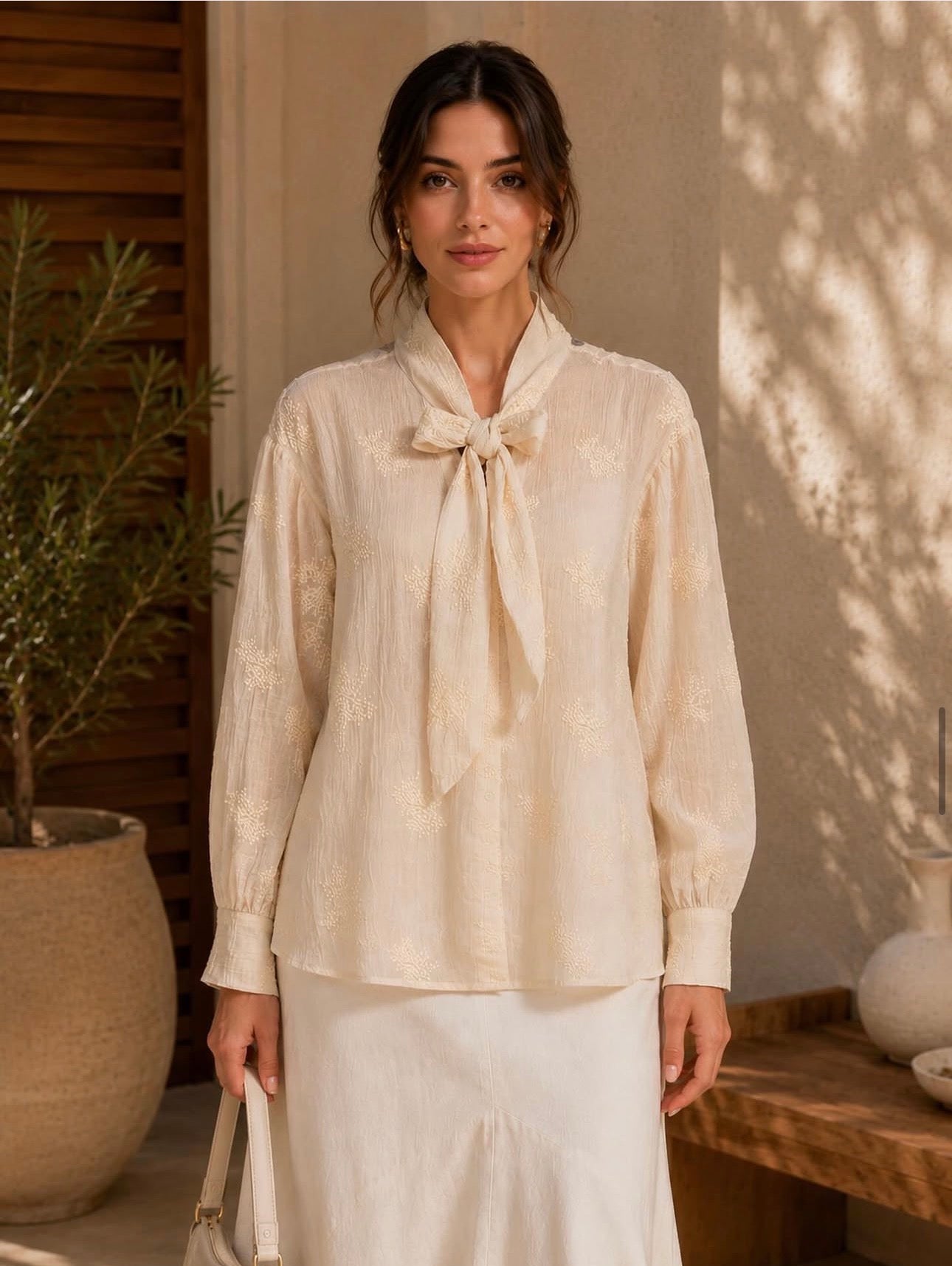 Blouse Femme Écrue à Nœud Lavallière – Élégance Intemporelle