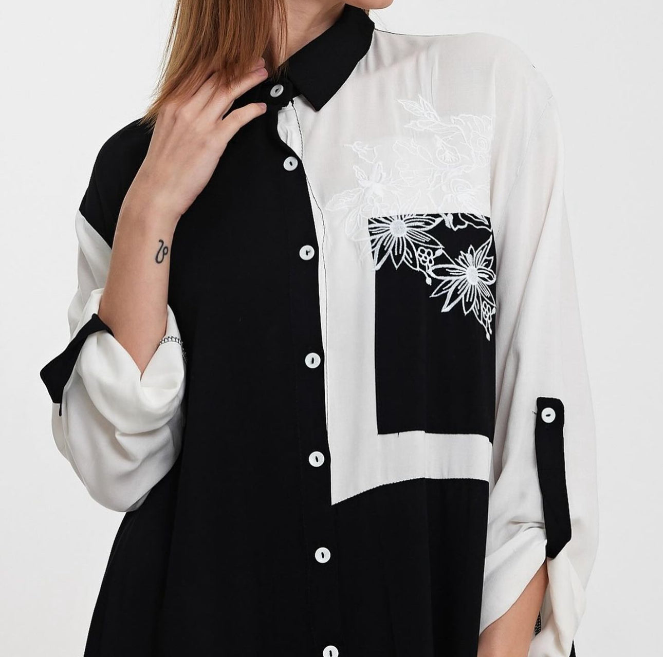 Robe chemise Bicolore Noir et Blanc à Motifs Floraux