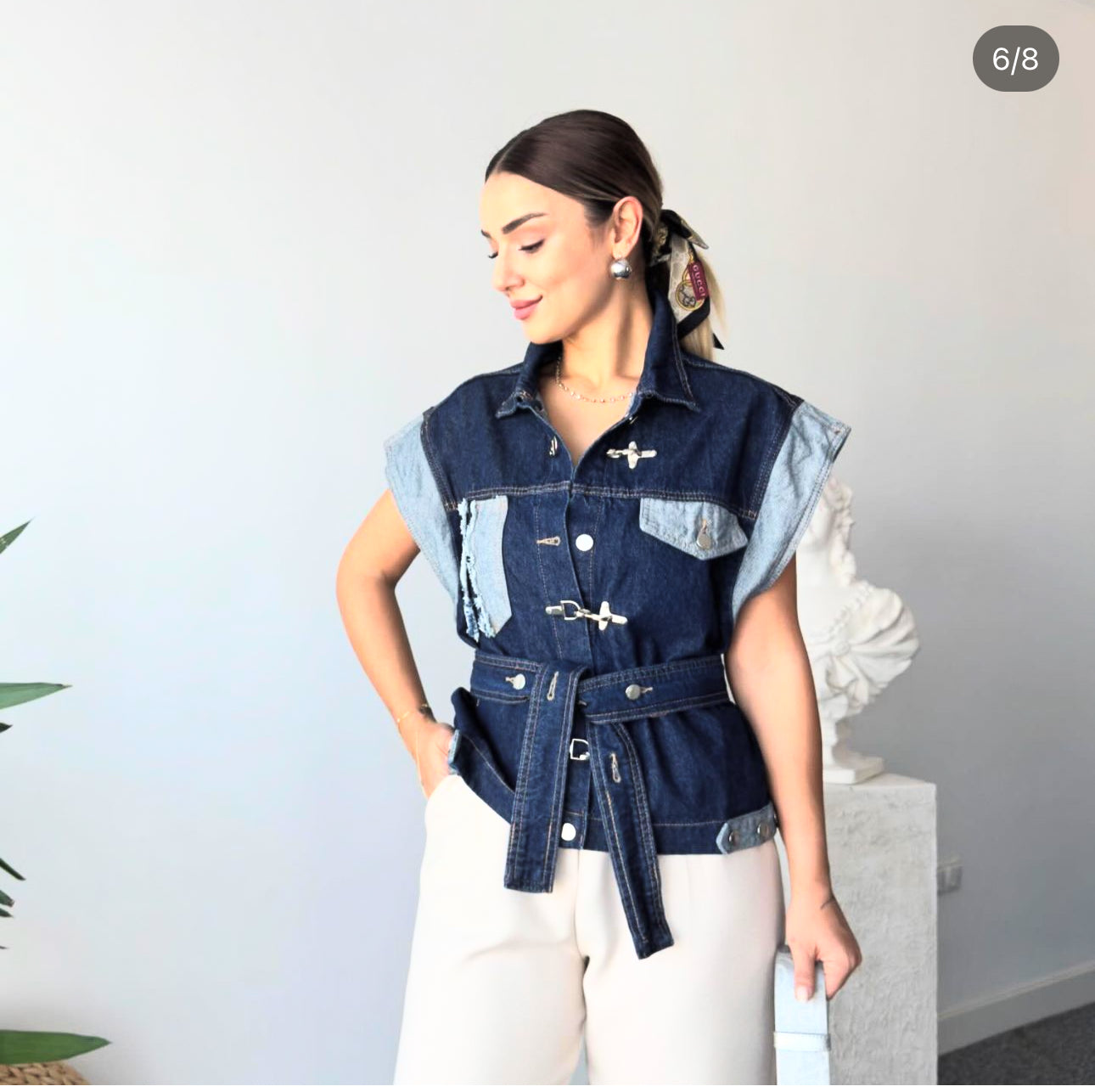 Veste sans manches en denim bicolore avec ceinture