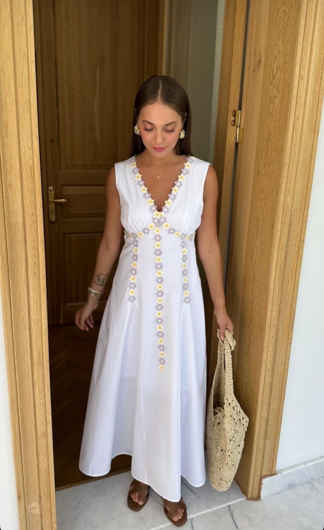 Robe Blanche Brodée “Daisy” – Esprit Bohème Chic