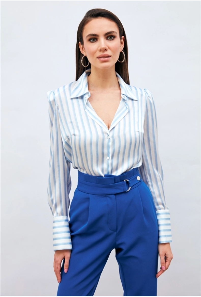 Chemise satinée blanche rayée bleu