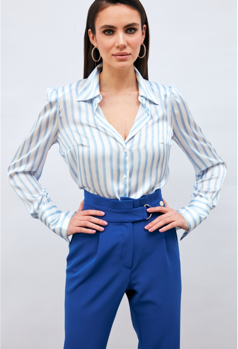 Chemise satinée blanche rayée bleu