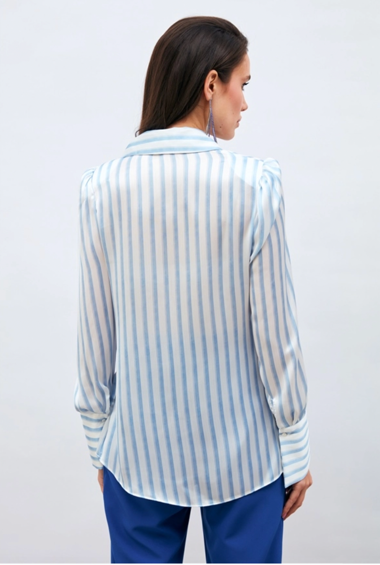 Chemise satinée blanche rayée bleu