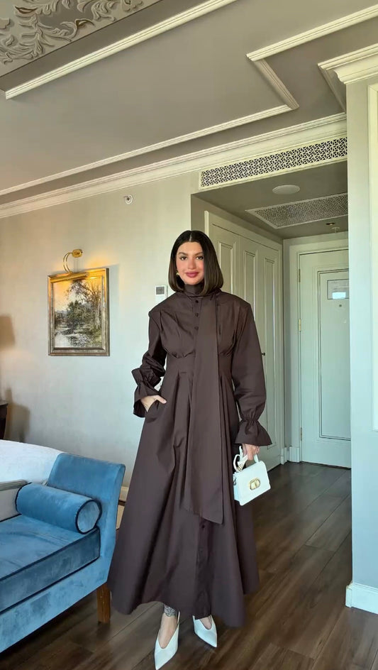 Robe Longue Chocolat à Lavallière – Élégance Intemporelle