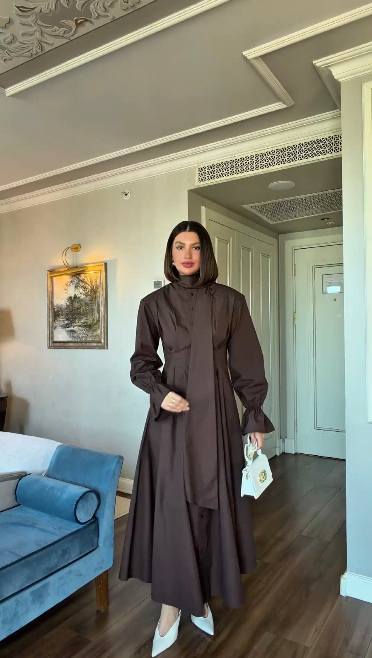 Robe Longue Chocolat à Lavallière – Élégance Intemporelle