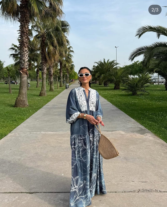 Robe longue “Blue Orchid” – Bleu délavé & broderie florale