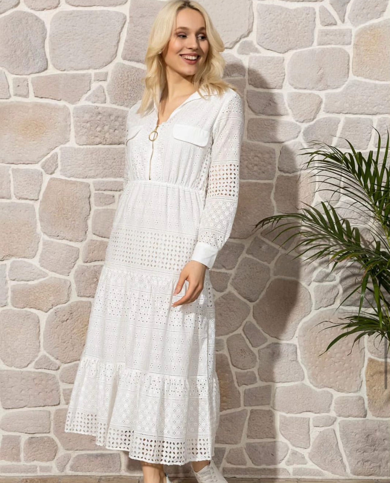 Robe longue Blanche avec tissu perforée