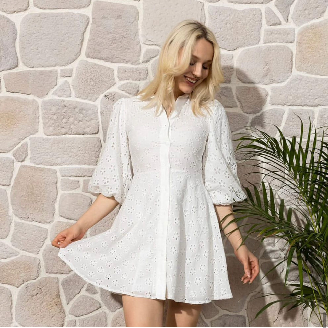 Robe Courte Blanche avec tissu perforée