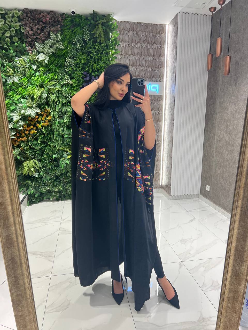 Abaya Noire Contemporaine avec Détails Géométriques Colorés