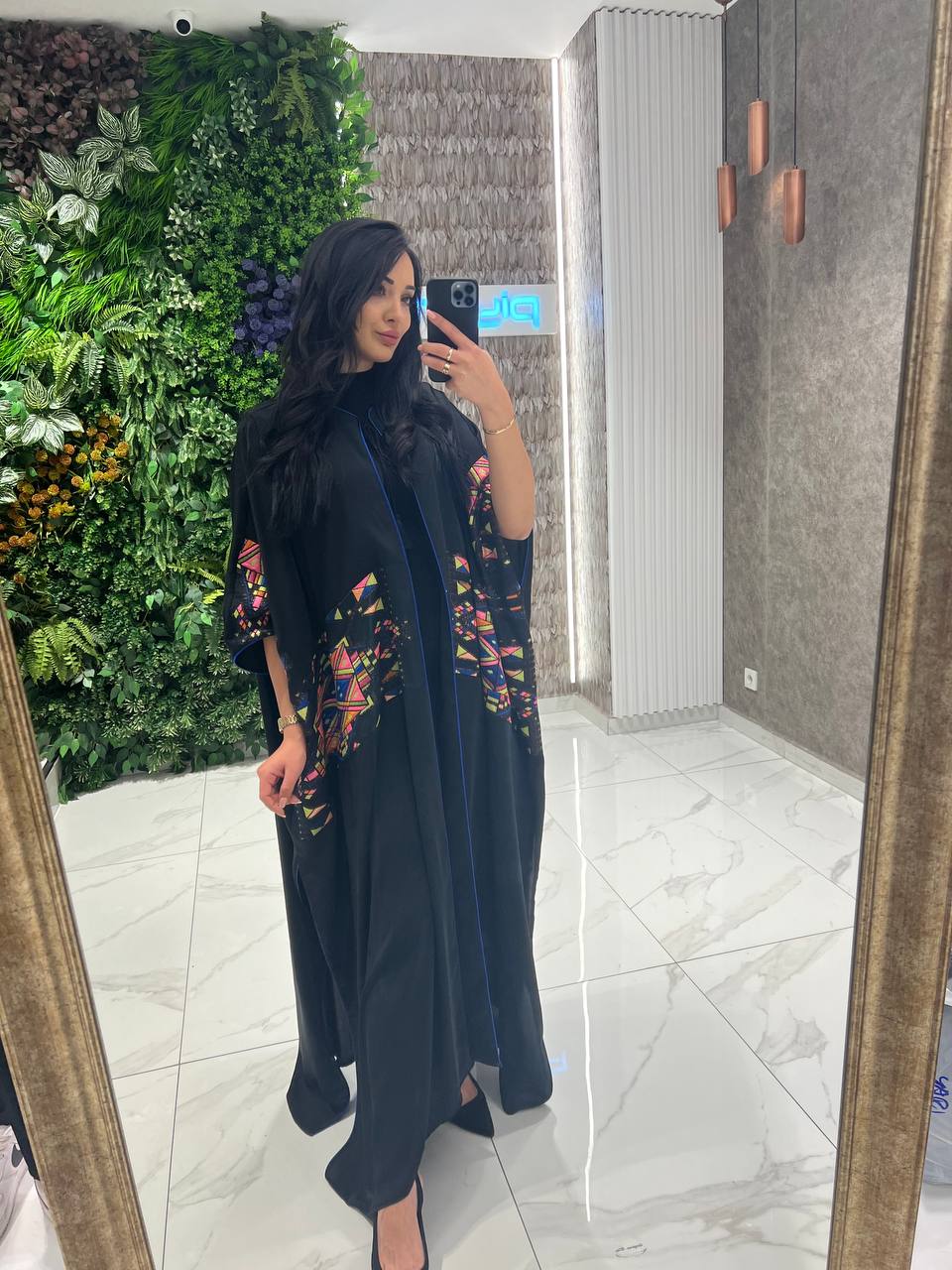 Abaya Noire Contemporaine avec Détails Géométriques Colorés