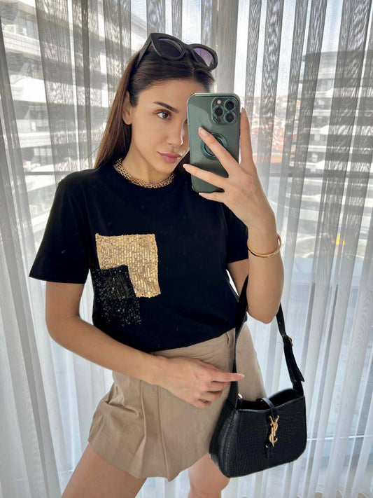 T-shirt Noir avec poche en noir et dorée