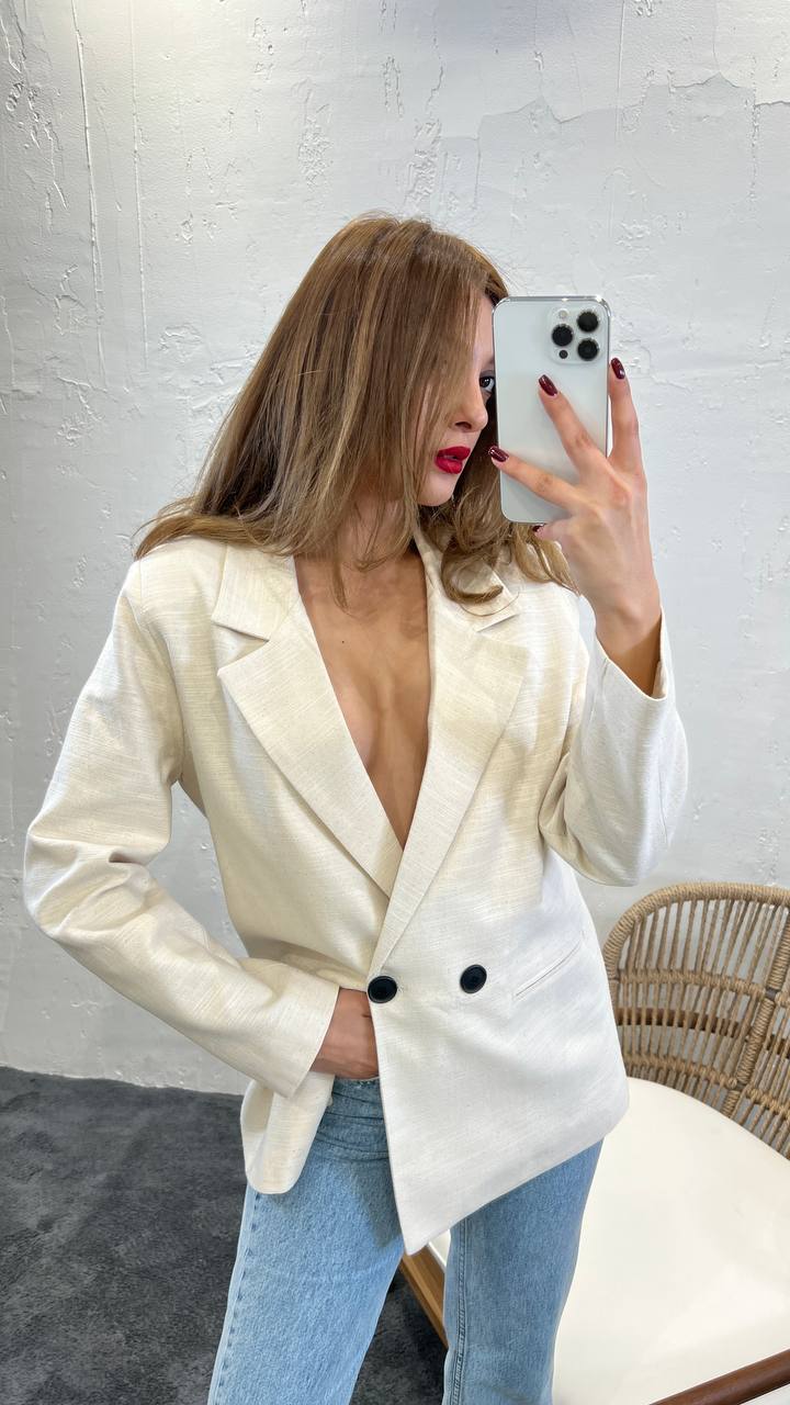 Veste blanche à boutonnage croisé